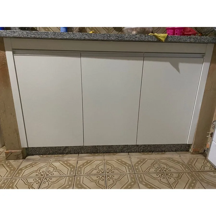 Balcão branco de três portas sob bancada de granito