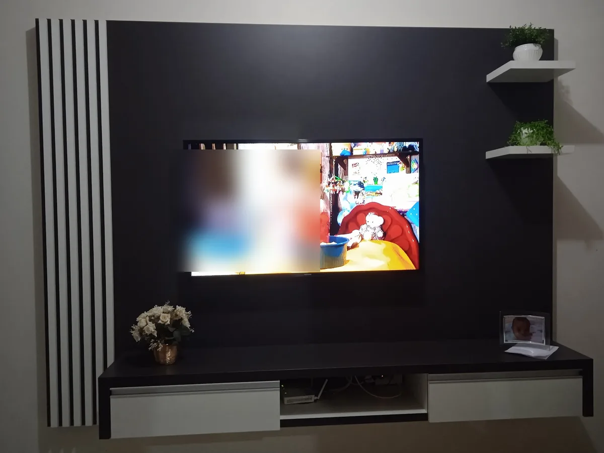 Painel de TV preto com ripado lateral, prateleiras e rack suspenso